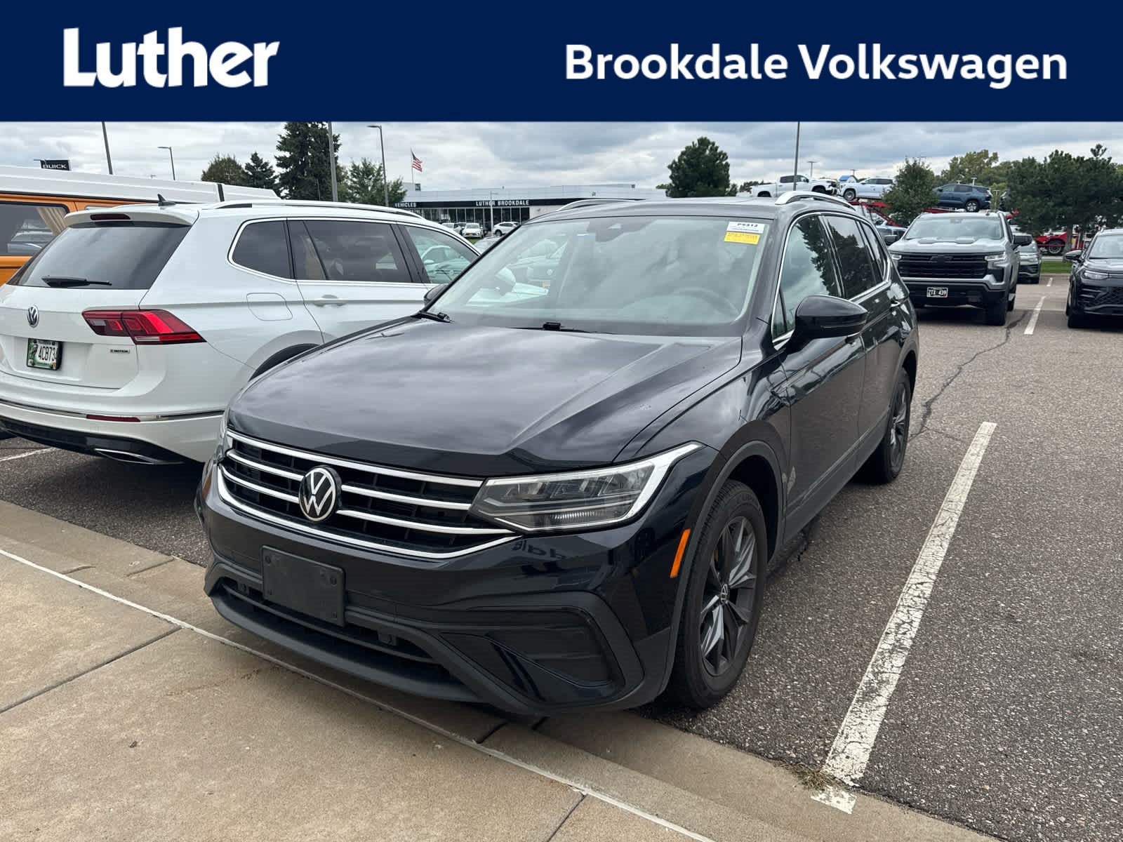 Certified 2023 Volkswagen Tiguan SE w/ Panoramic Sunroof Package FWD image 1