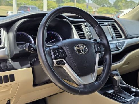 Used 2019 Toyota Highlander XLE FWD image 26