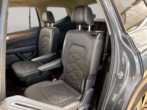 Used 2024 Volkswagen Atlas SE w/ Panoramic Sunroof Package FWD image 22