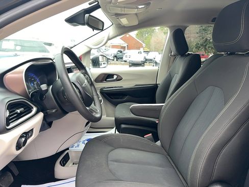 Used 2023 Chrysler Voyager LX image 24