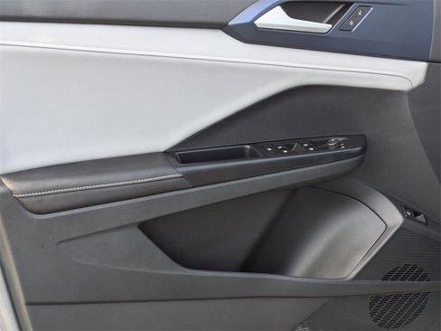 Used 2024 Volkswagen Taos SE image 11