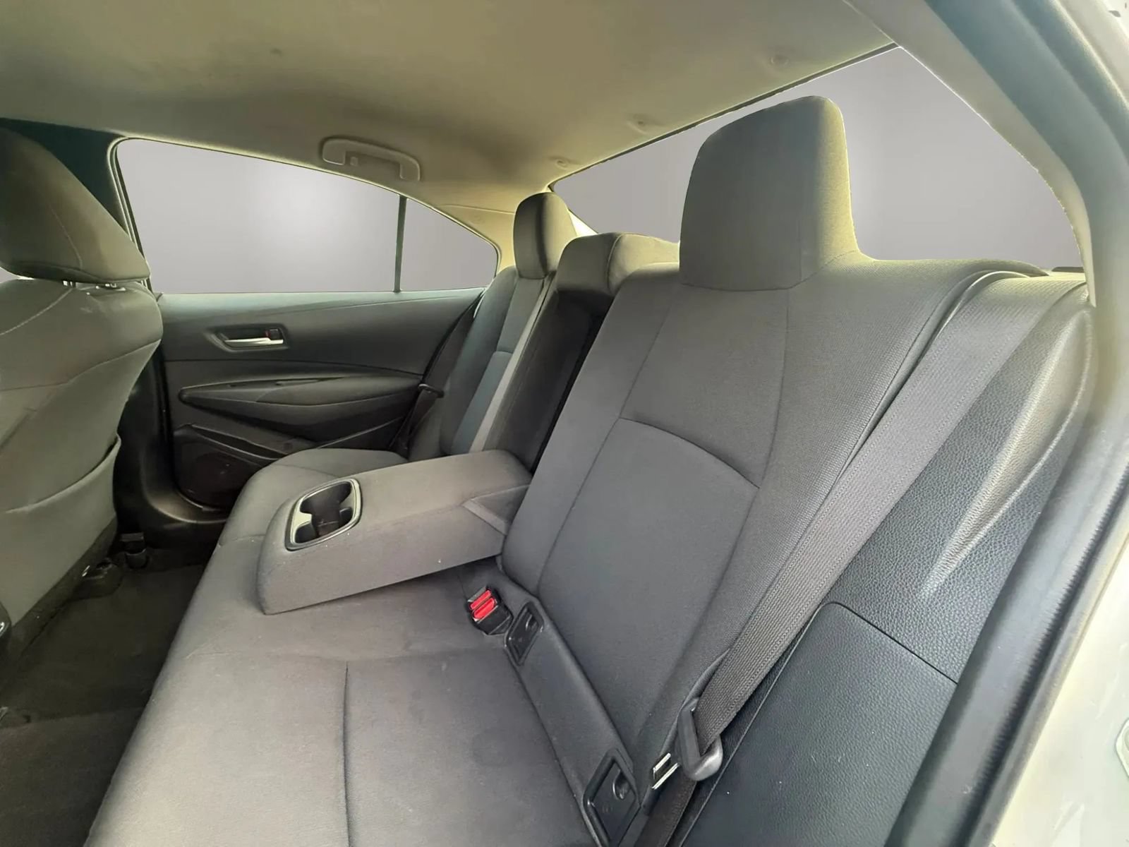 Used 2021 Toyota Corolla LE FWD image 32