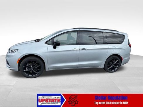 New 2026 Chrysler Pacifica Limited w/ S Appearance Package image 4