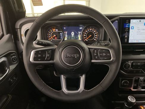 Used 2025 Jeep Wrangler Unlimited Sahara AWD/4WD image 19