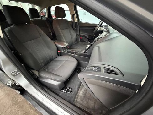 Used 2016 Ford Focus SE w/ SE Cold Weather Package FWD image 20