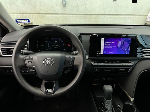 Used 2025 Toyota Camry LE image 13