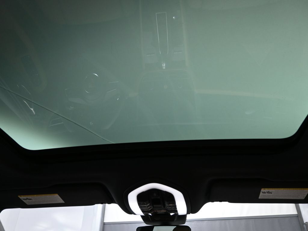 Certified 2026 Porsche Macan AWD/4WD image 24