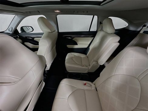 Used 2023 Toyota Highlander Platinum image 22
