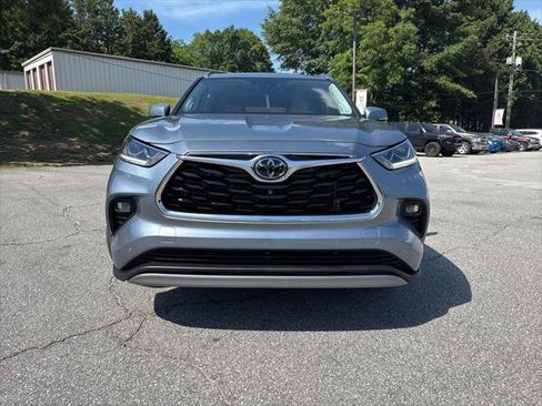 Certified 2024 Toyota Highlander Platinum FWD image 8