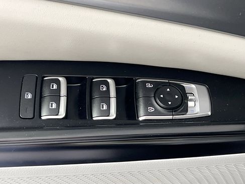 Used 2023 Kia Carnival LX FWD image 16