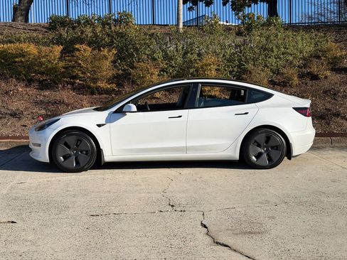Used 2021 Tesla Model 3 Standard Range Plus image 6