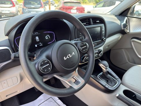 Used 2025 Kia Soul LX w/ LX Technology Package FWD image 31