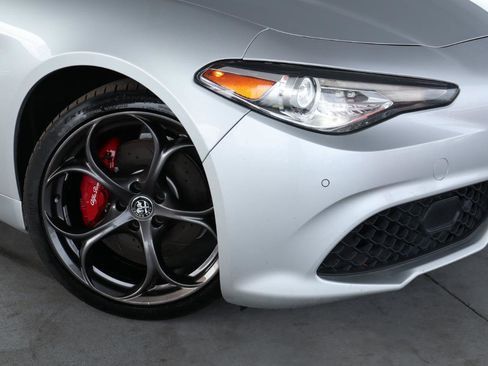 Used 2017 Alfa Romeo Giulia Ti w/ TI 19" Sport Package AWD/4WD image 4