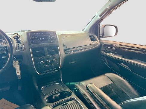 Used 2015 Dodge Grand Caravan SXT image 21
