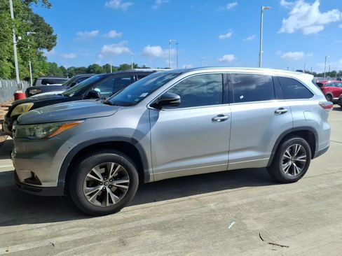 Used 2016 Toyota Highlander XLE FWD image 5