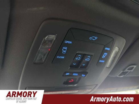 Used 2022 Toyota Sienna XLE Woodland Edition image 22