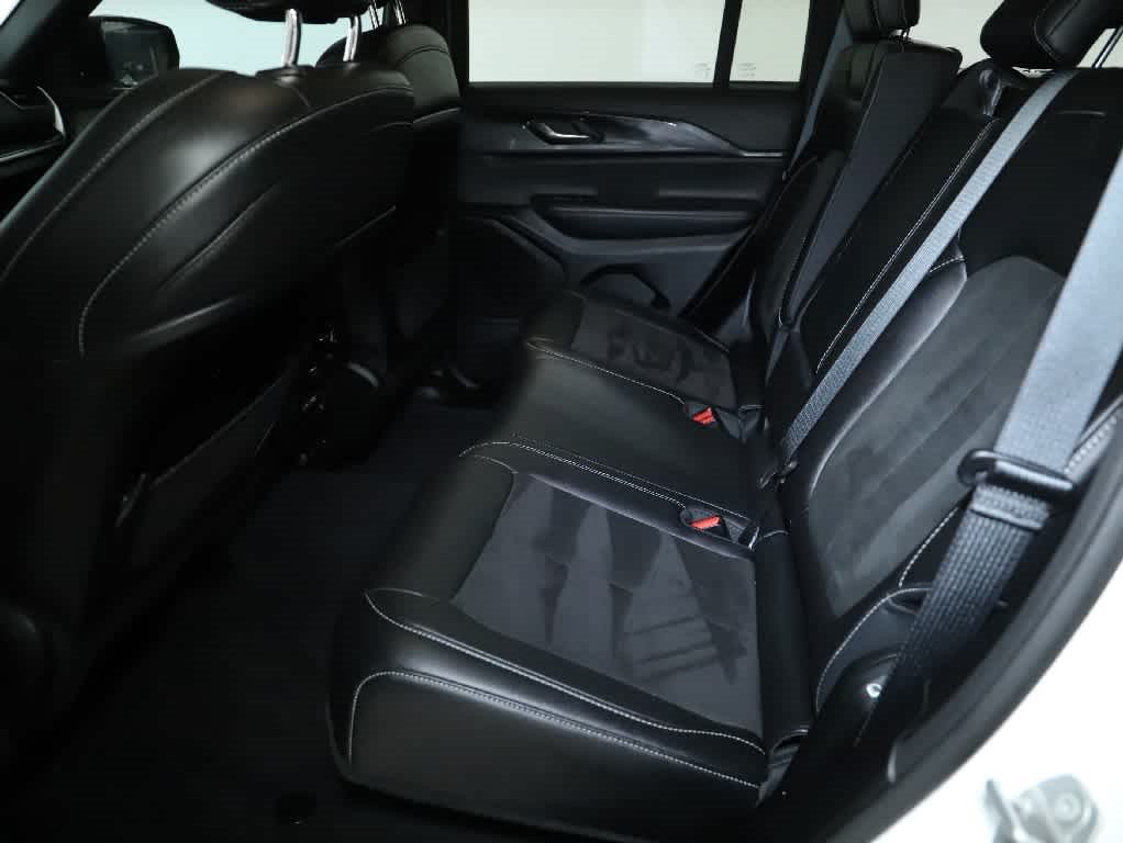 Used 2023 Jeep Grand Cherokee Altitude AWD/4WD image 14