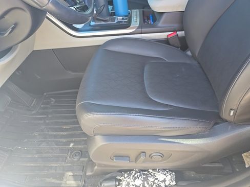 Used 2023 Kia Carnival LX image 11