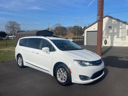 Used 2020 Chrysler Pacifica Touring-L image 7