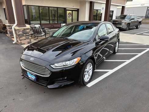 Used 2016 Ford Fusion SE image 2