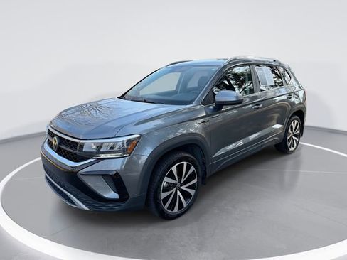 Used 2022 Volkswagen Taos SE image 1