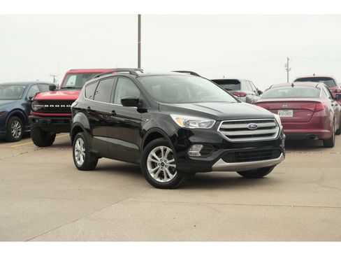 Used 2018 Ford Escape SE w/ SE Sync 3 Package AWD/4WD image 1
