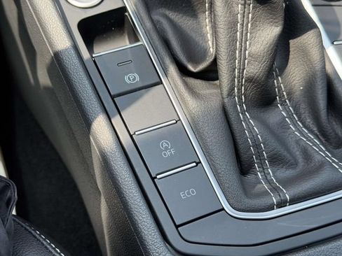 Used 2025 Volkswagen Jetta SE FWD image 33