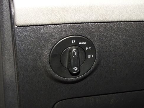 Used 2022 Volkswagen Taos SE w/ Panoramic Sunroof Package image 19