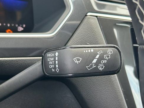 Used 2023 Volkswagen Tiguan SE w/ Panoramic Sunroof Package FWD image 26