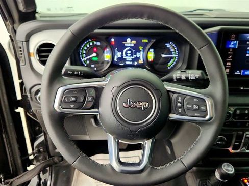 Used 2025 Jeep Wrangler Sahara image 13