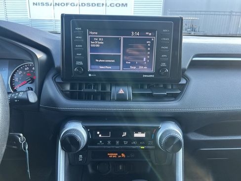 Used 2021 Toyota RAV4 LE image 13