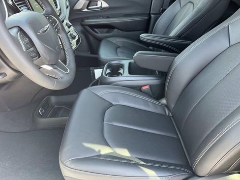New 2026 Chrysler Pacifica Select image 25