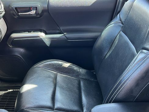 Used 2019 Toyota Tacoma TRD Off-Road AWD/4WD image 16