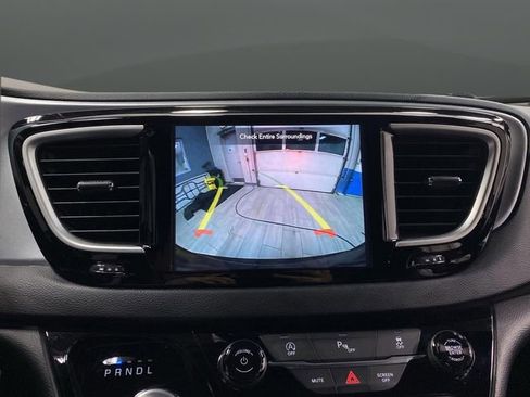 Used 2020 Chrysler Pacifica Touring-L Plus image 9