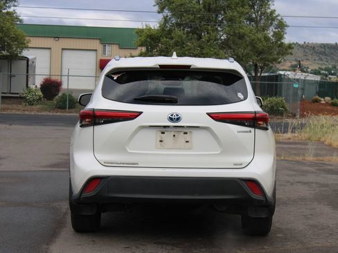 Used 2021 Toyota Highlander XLE AWD/4WD image 4