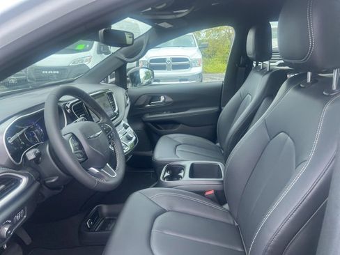 New 2026 Chrysler Pacifica Select image 16