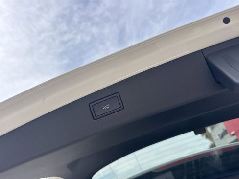 New 2026 Volkswagen Tiguan SE FWD image 7