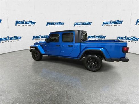Used 2021 Jeep Gladiator Sport image 8