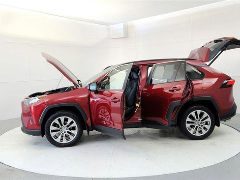 Certified 2020 Toyota RAV4 XLE Premium AWD/4WD image 10