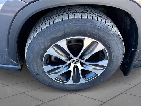 Certified 2021 Toyota Highlander XLE image 11