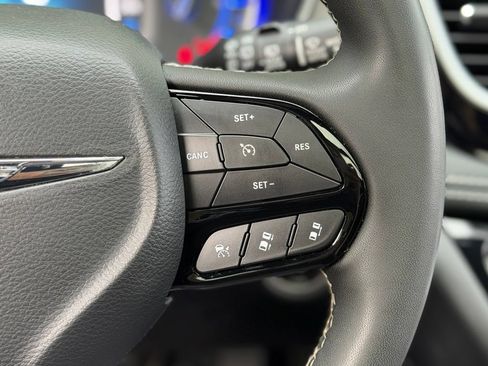 Used 2023 Chrysler Pacifica Limited w/ S Appearance Package FWD image 12