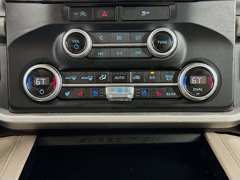 Used 2024 Ford Expedition Max XLT image 24