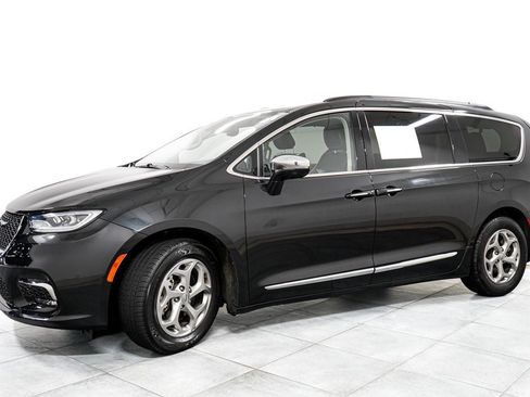Used 2023 Chrysler Pacifica Limited FWD image 4