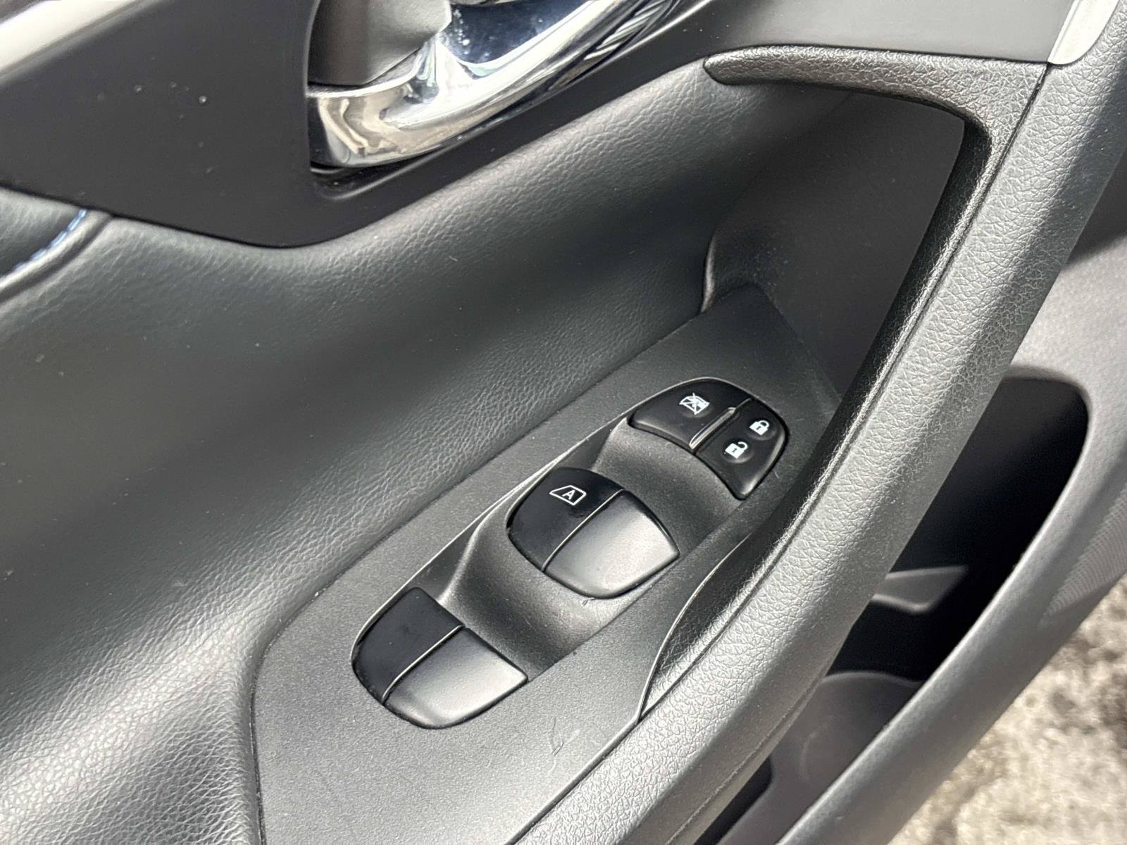 Used 2018 Nissan Altima 2.5 SR w/ SR Midnight Edition FWD image 13