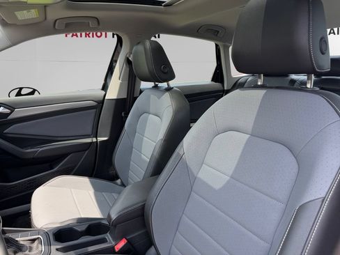 Used 2025 Volkswagen Jetta SE FWD image 9
