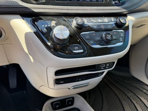 Used 2017 Chrysler Pacifica Limited image 20
