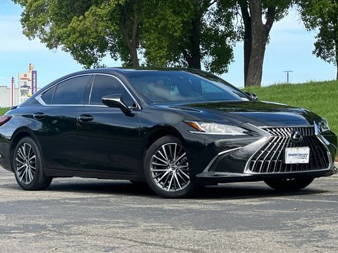 Used 2025 Lexus ES 300h w/ Premium Package image 2