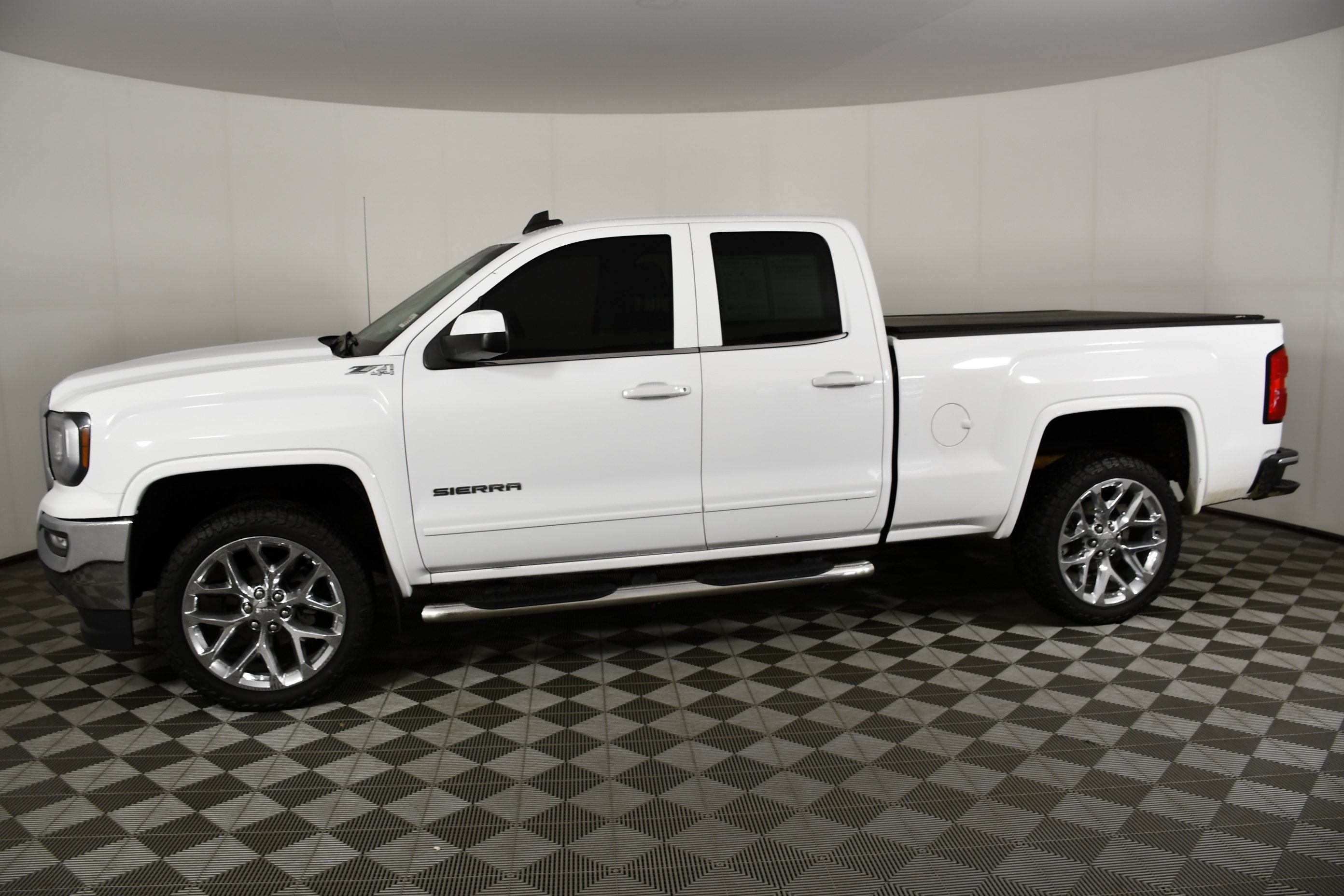 Used 2018 GMC Sierra 1500 SLE w/ SLE Value Package AWD/4WD image 9