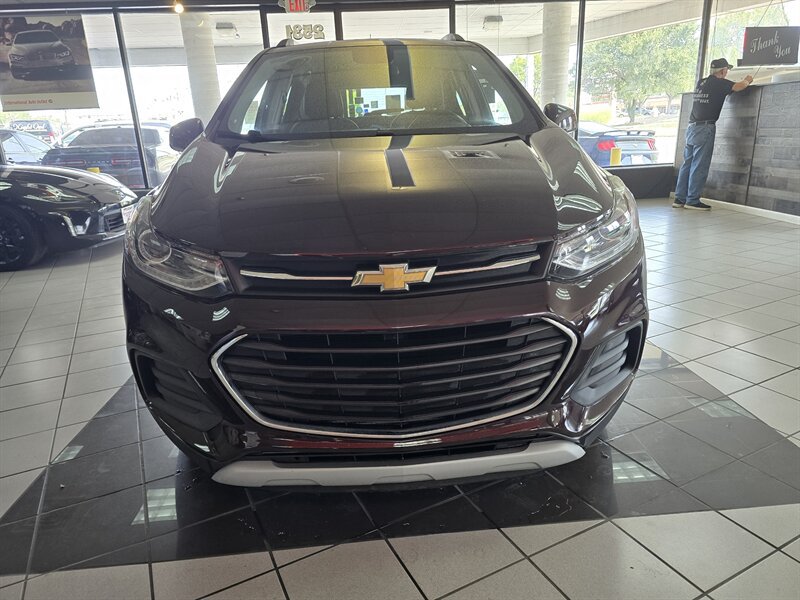 Used 2020 Chevrolet Trax LT w/ LT Convenience Package FWD image 2