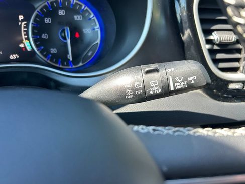 Used 2023 Chrysler Pacifica Touring-L FWD image 18